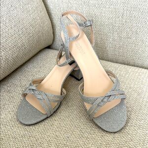 🥰Touch Ups Women’s Elle platform. Size 7.5
Silver. New in box